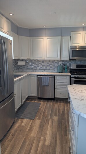 Kjøleskap, mikrobølgeovn, ovn og kokeplater