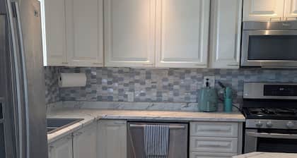 Pristine two bedroom cottage with everything you need. Minutes to beach!