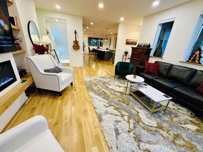 Smart TV, fireplace, table football, ping pong - New Luxury Custom House near Downtown, spacious & modern with Fun Amenities! (Nashville)