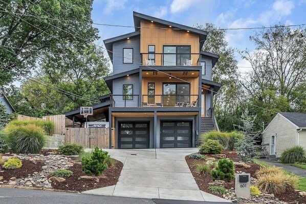 Exterior - New Luxury Custom House near Downtown, spacious & modern with Fun Amenities! (Nashville)