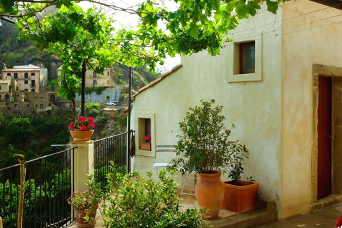 Holiday Home 'A Curtigghiara Loft Savoca Central' with Sea View, Wi-Fi and Air Conditioning