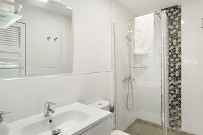 Regadera, secadora de cabello, toallas 