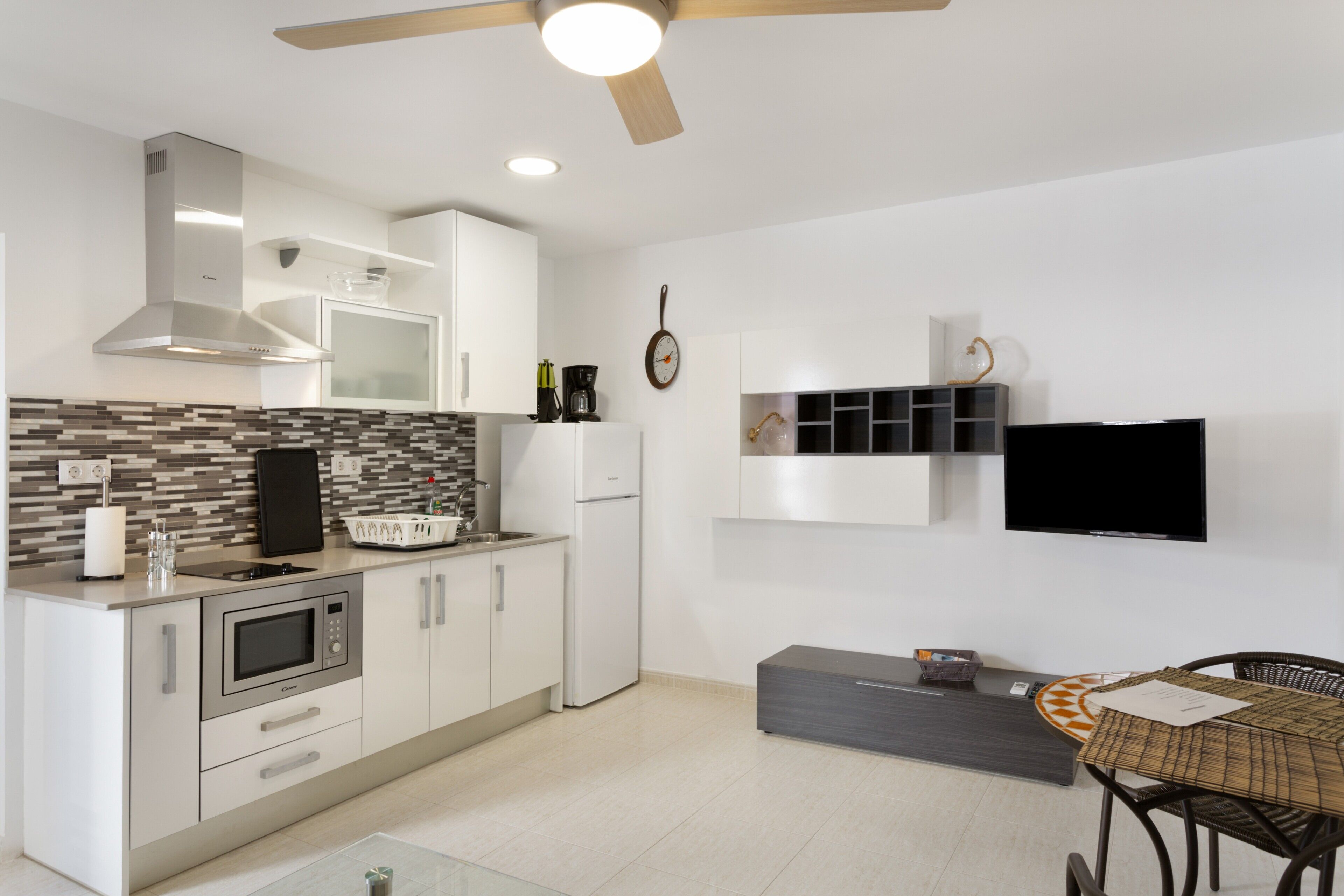 Een koelkast, een magnetron, een kookplaat