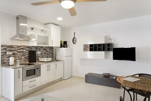 Jääkaappi, mikroaaltouuni, liesi, kahvin-/teenkeitin