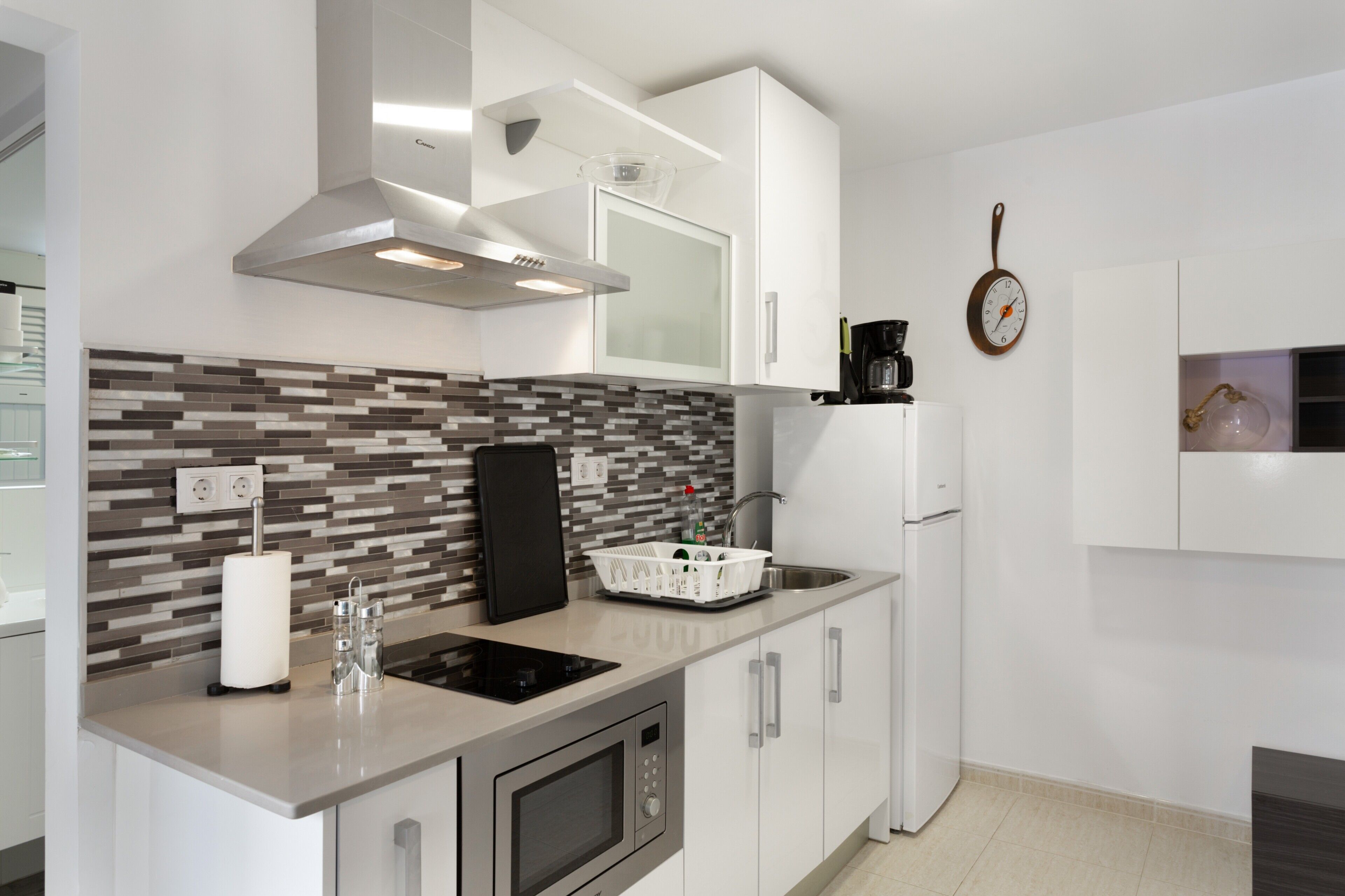 Een koelkast, een magnetron, een kookplaat