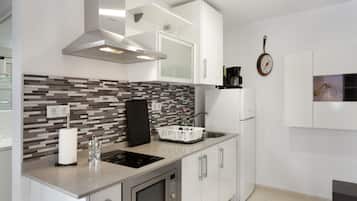 Een koelkast, een magnetron, een kookplaat