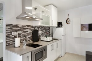 Jääkaappi, mikroaaltouuni, liesi, kahvin-/teenkeitin