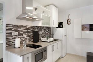 Kühlschrank, Mikrowelle, Herdplatte, Wasserkocher mit Kaffee-/Teezubehör