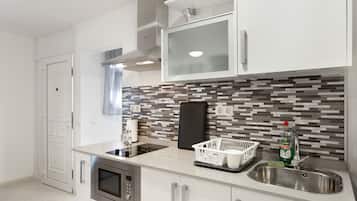 Fridge, microwave, stovetop, coffee/tea maker