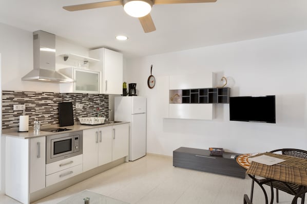 Réfrigérateur, four à micro-ondes, surface de cuisson, cafetière-théière