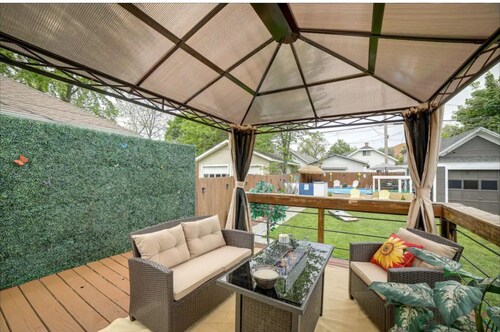 Cozy 2 bedroom home-pet-friendly, fenced-in backyard near Downtown Grand Rapids