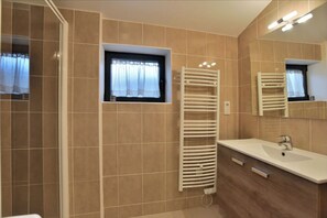 Douche, sèche-cheveux, serviettes fournies