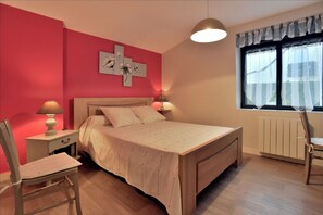 2 bedrooms, iron/ironing board, free WiFi, bed sheets