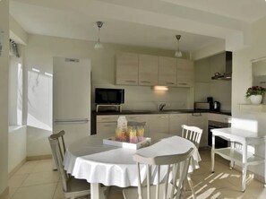 Kylskåp, mikrovågsugn, ugn och spishäll