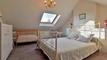 2 bedrooms, iron/ironing board, free WiFi, bed sheets
