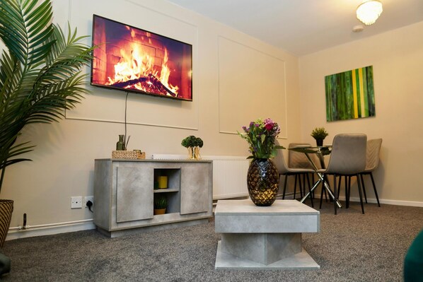 Interior - Spacious 1BD near Central London, Smart TV + Office Space (London)