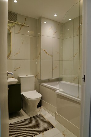 Sèche-cheveux, serviettes fournies, savon, shampoing