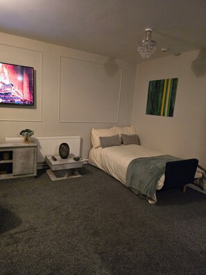 1 bedroom, desk, iron/ironing board, travel cot - Spacious 1BD near Central London, Smart TV + Office Space (London)