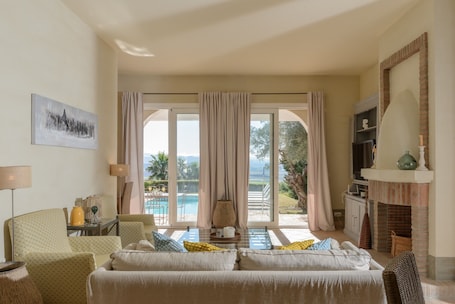 TV. Villa 'Lirio' with Mountain Views, Wi-Fi and Air Conditioning