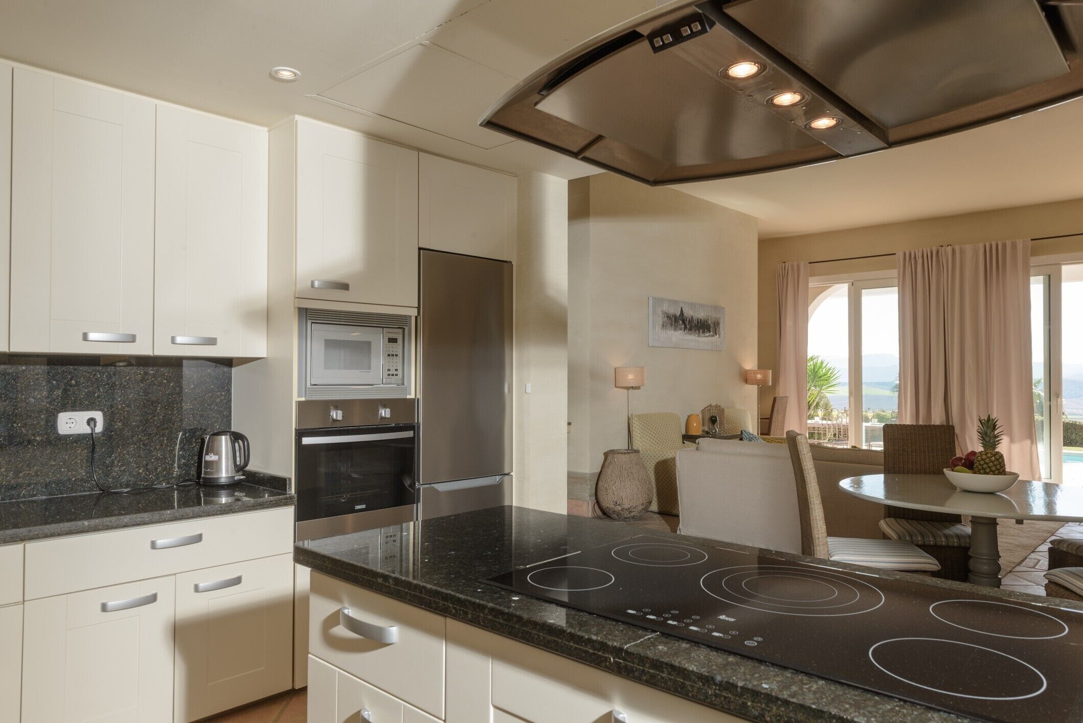 Køleskab, mikrobølgeovn, ovn, kogeplade