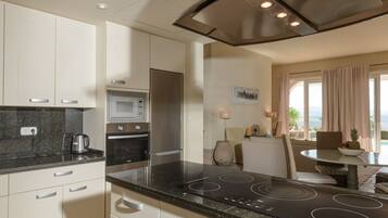 Køleskab, mikrobølgeovn, ovn, kogeplade