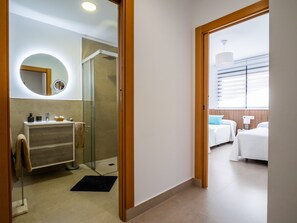 2 slaapkamers, een strijkplank/strijkijzer, gratis wifi, beddengoed