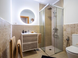 Douche, sèche-cheveux, serviettes fournies