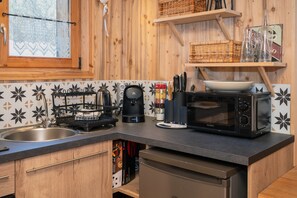 Fridge, microwave, oven, stovetop - Cottage in a Traditional Mountain Chalet in the Heart of Chartreuse (Saint Pierre d'Entremont)