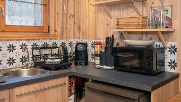 Een koelkast, een microgolfoven, een oven, een kookplaat