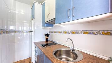 Frigorífic, microones, placa de cuina i cafetera i tetera