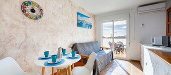 Apartamento 'Maracas 2' con vistas a la montaña, terraza privada y aire acondicionado.