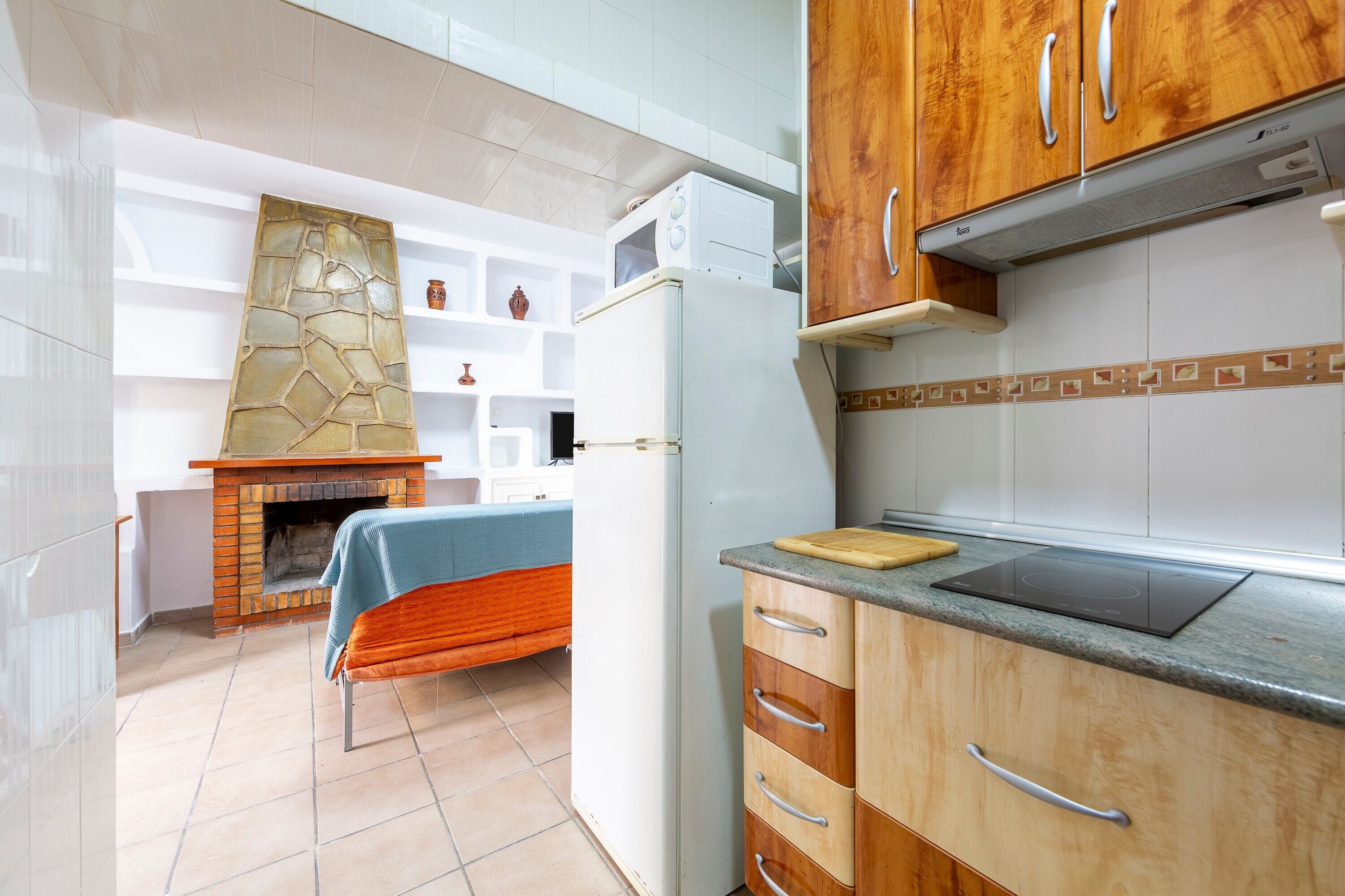 Frigorífico, microondas, placa de cocina y cafetera o tetera