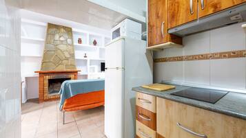 Frigorífico, microondas, placa de cocina y cafetera o tetera