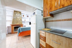 Køleskab, mikrobølgeovn, kogeplade, kaffe-/temaskine