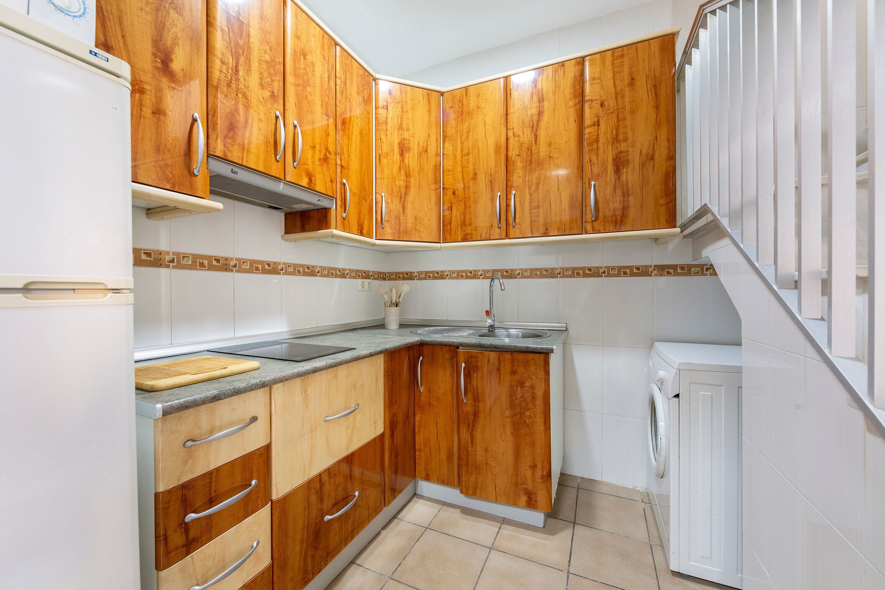 Frigorífico, microondas, placa de cocina y cafetera o tetera