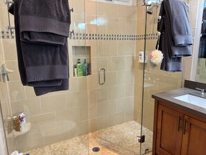 Secador de pelo, toallas, jabón, papel higiénico
