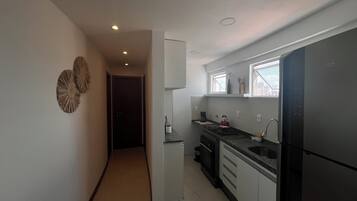 Fridge, oven, stovetop, coffee/tea maker