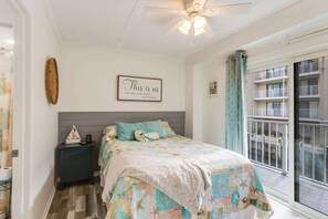 2 soverom, strykejern/-brett og sengetøy