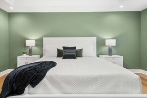 4 bedrooms, desk, iron/ironing board, travel cot - Magnolia Ave, Downtown, By Beach, Kids Playset (St. Augustine)