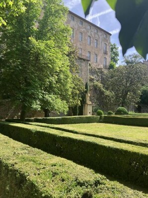 Property grounds - La Tourelle aux hirondelles (ENTRECASTEAUX)