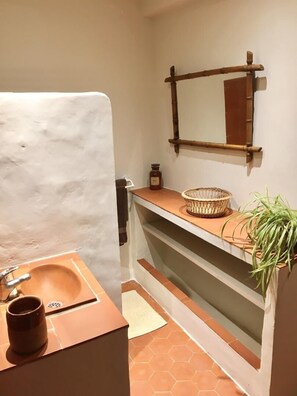 Dusj, hårføner og håndklær