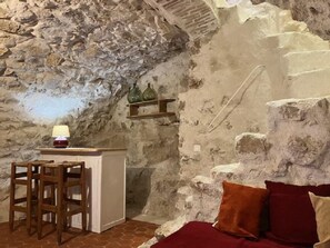 Interior - La Tourelle aux hirondelles (ENTRECASTEAUX)