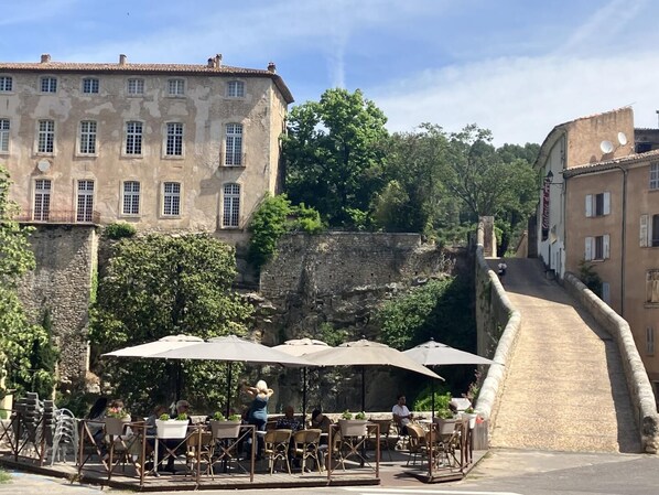 Outdoor dining - La Tourelle aux hirondelles (ENTRECASTEAUX)