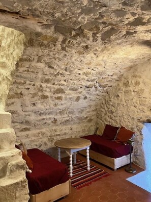 Interior - La Tourelle aux hirondelles (ENTRECASTEAUX)