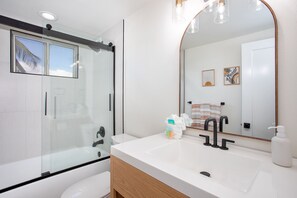 Luxury Condo, Multiple Beds, Ocean View, Beachfront | Bathroom - Oceanfront Modern & Elegant Vistas (Kihei)