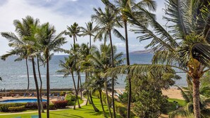 Ein Resort mit Pool, Palmen und Blick auf den Strand.