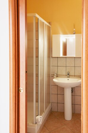 Shower, hair dryer, towels - Vbeb Macrame Rooms Agrigento Double Room '1' with Balcony, Wi-Fi and Air Conditioning (Villaggio Mosè)