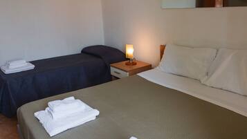 1 habitación, tabla de planchar con plancha, wifi gratis y ropa de cama