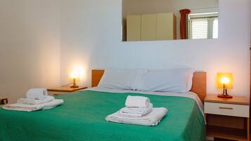 1 habitación, tabla de planchar con plancha, wifi gratis y ropa de cama