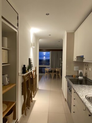 Frigorífico, microondas, horno y placa de cocina